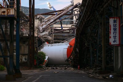 Los rescatistas luchaban entre los enmarañados escombros de un centro comercial japonés en busca de posibles sobrevivientes atrapados, tras un potente terremoto que mató al menos a 13 personas.
El temblor, ocurrido el martes pasado.