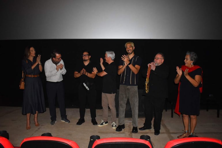 El elenco de la película paraguaya 'Narciso' presentó la película en alfombra roja en Coronel Oviedo.