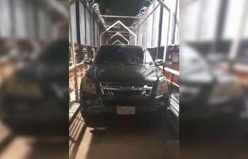 La camioneta quedó atascada en medio del viaducto peatonal, sobre al ruta PY02, en CIudad del Este.