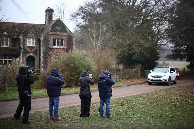 Una de las viviendas allanadas por la policía en Sandringham, Inglaterra, por el caso que involucra al príncipe Andrés.