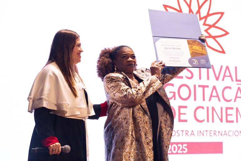 La actriz Zezé Motta (derecha) recibiendo un reconocimiento durante la pasada edición del festival.