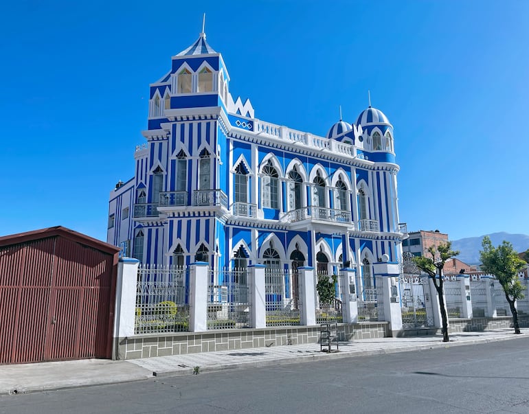 Castillo azul en la ciudad de Tarija, Bolivia.