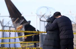 Familiares de las víctimas de la catástrofe aérea de Jeju Air, en el aeropuerto de Muan.
