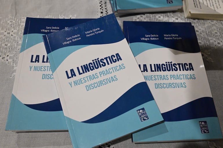 Tres libros con fondos blancos y detalles azules, firmados por Sara Delicia Villagra-Batoux y María Gloria Pereira Turquín.