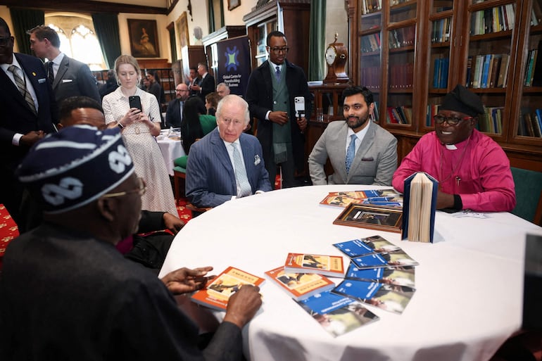 El rey Carlos de Gran Bretaña, el presidente de Nigeria, Bola Ahmed Tinubu, y el reverendo James Movel Wuye en el Salón de los Vicarios en el Castillo de Windsor. (Isabel Infantes / POOL / AFP)