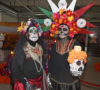 Catrinas y catrines copan el Puerto de Asunción, en la celebración por el Día de los Muertos.