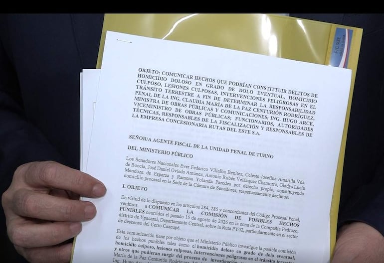 Mano sostiene documento del Ministerio Público sobre denuncias de homicidio culposo, sin personas visibles en la imagen.