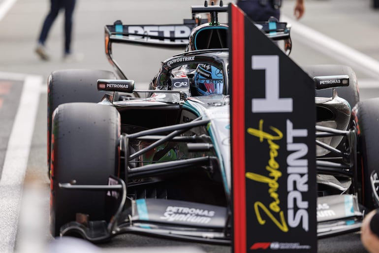 El monoplaza Mercedes del piloto británico George Russell durante la clasificación de la sprint del Gran Premio de los Países Bajos en el circuito de Zandvoort, en Zandvoort, Países Bajos.
