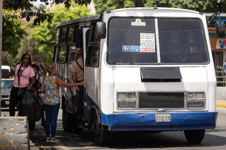 Personas utilizan transporte público este viernes, en Caracas (Venezuela).