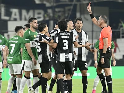 El árbitro Juan Gabriel Benítez expulsa a Álvaro Campuzano, futbolista de Libertad, durante el partido frente a Olimpia por la fecha 12 del torneo Clausura 2026 de la Primera División de Paraguay en el estadio La Huerta, en Asunción, Paraguay.
