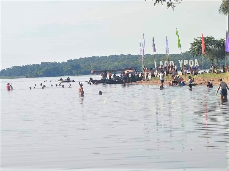 El lago Ypoá es una reserva natural muy concurrido en época veraniega en el distrito de Quiindy.
