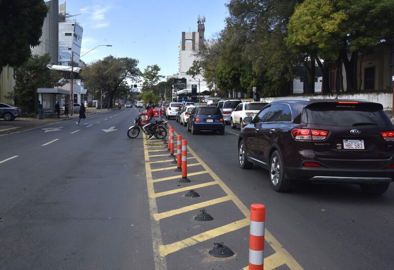 Avda Mcal. López frente al cementerio de la Recoleta.