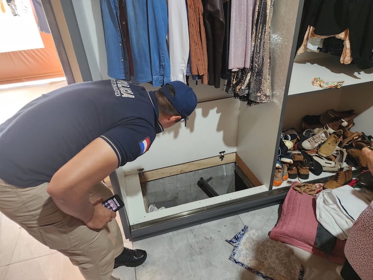 Un policía descubre la base del túnel en el piso de un placard, en la habitación de Barón Escurra.