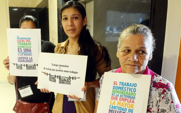 Las mujeres viven más años que los hombres, pero llegan a edades avanzadas con mayor vulnerabilidad económica, menor cobertura jubilatoria y una mayor incidencia de la viudez, advierte la investigación de CADEP.