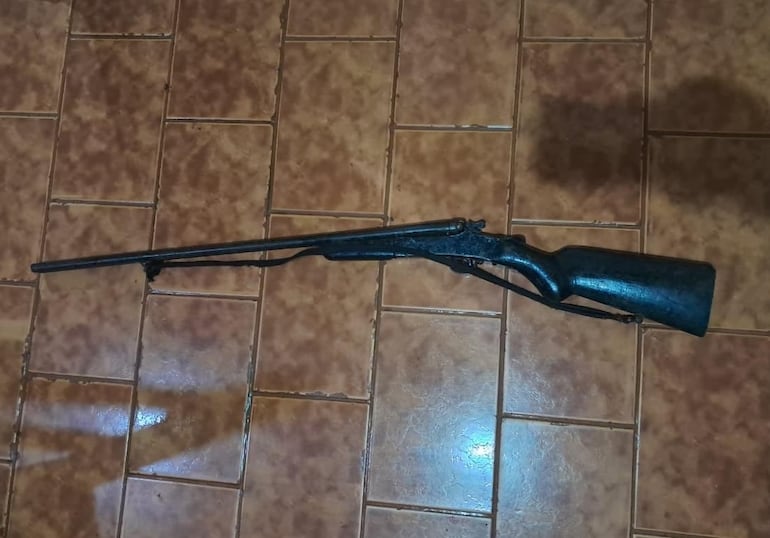 La escopeta utilizada por el filicida para acabar con la vida de su hijo.