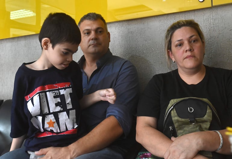 Gian Franco y sus padres en la redacción de ABC