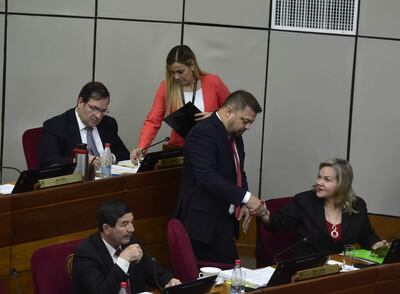 El senador Colym Soroka, líder de la bancada "Bernardino Caballero" conversa con la senadora Lilian Samaniego, lideresa de la Bancada Colorada Independiente, en la sala de sesiones del Senado.