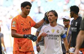 El portero Yassine Bounou del Al Hilal (I) abraza a Luka Modric del Real Madrid (D) tras su empate 1-1 en el partido de fútbol de la Copa Mundial de Clubes de la FIFA 2025 entre Real Madrid y Al Hilal AC en Miami, Florida, EE. UU.