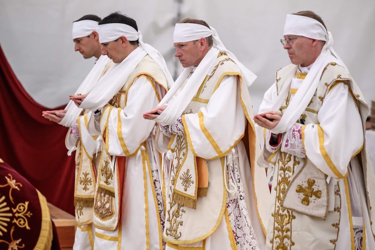 Los católicos tradicionalistas consagrados como nuevos obispos, sin autorización papal, por la Fraternidad San Pío X: Marc Hanappier, Michel Poinsinet de Sivry, Michael Goldade y Pascal Schreiber.