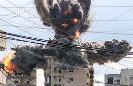 Una explosión en las afueras de la ciudad libanesa de Tiro este miércoles, durante un nuevo bombardeo israelí.