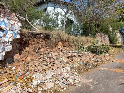 La muralla se terminó de derrumbar durante la última semana, aunque la estructura ya iba cediendo hacía años.