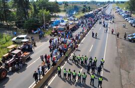 Una gran convocatoria de cañicultores en el km 127 de la ruta PY02 de Nueva Londres.