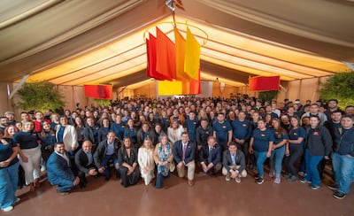 Colaboradores de IRIS celebraron el 90 aniversario de la empresa.