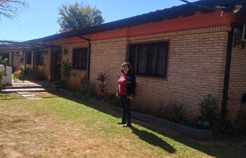 La directora, Zunilda Ramirez, mostrando el hogar de Cuidados Alternativos Mborayhu.