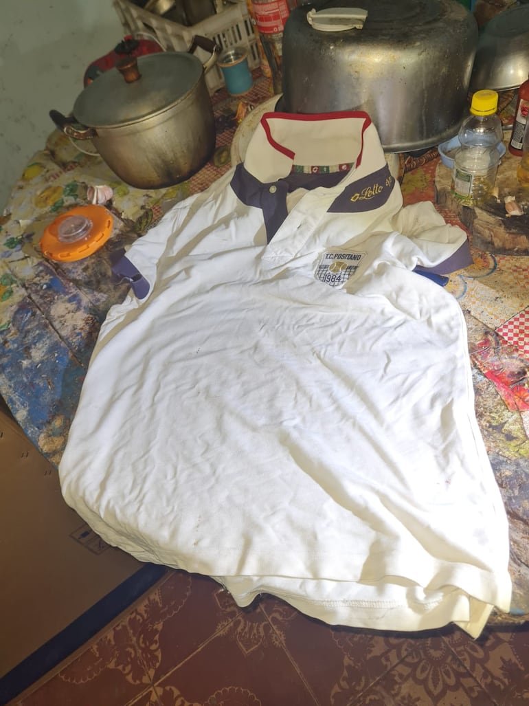 La remera que supuestamente vestía el sospechoso cuando se desató la riña que acabó con la muerte del militar