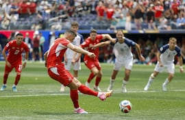 Desde los doce pasos, Granit Xhaka (10) con un tiro libre penal muy bien ejecutado, sentenció el 4-1 de Suiza ante Bosnia y Herzegovina.