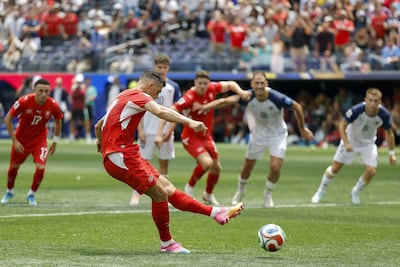 Desde los doce pasos, Granit Xhaka (10) con un tiro libre penal muy bien ejecutado, sentenció el 4-1 de Suiza ante Bosnia y Herzegovina.