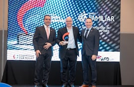 AFD entregó reconocimiento a Banco Familiar.