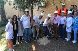 Este lunes se realizó la palada inicial de la construcción de la sala de espera de la Unidad Oncológica del Hospital Regional de Ciudad del Este.