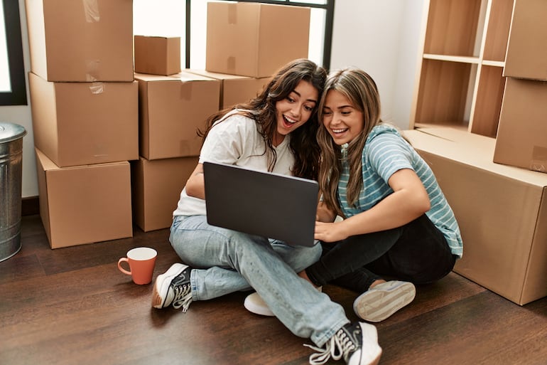 Pareja lesbiana en casa, imagen ilustrativa.
