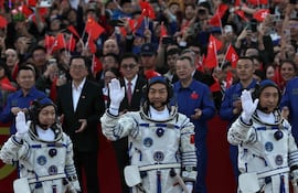 Los astronautas de la misión espacial Shenzhou-23, Li Jiaying, Zhang Zhiy y Zhu Yangzhu, saludan a miembros del público durante la ceremonia de despedida en el Centro de Lanzamiento de Satélites de Jiuquan, cerca de Jiuquan, China, el 24 de mayo de 2026.