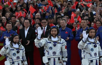 Los astronautas de la misión espacial Shenzhou-23, Li Jiaying, Zhang Zhiy y Zhu Yangzhu, saludan a miembros del público durante la ceremonia de despedida en el Centro de Lanzamiento de Satélites de Jiuquan, cerca de Jiuquan, China, el 24 de mayo de 2026.