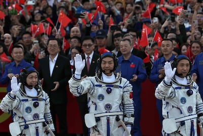 Los astronautas de la misión espacial Shenzhou-23, Li Jiaying, Zhang Zhiy y Zhu Yangzhu, saludan a miembros del público durante la ceremonia de despedida en el Centro de Lanzamiento de Satélites de Jiuquan, cerca de Jiuquan, China, el 24 de mayo de 2026.