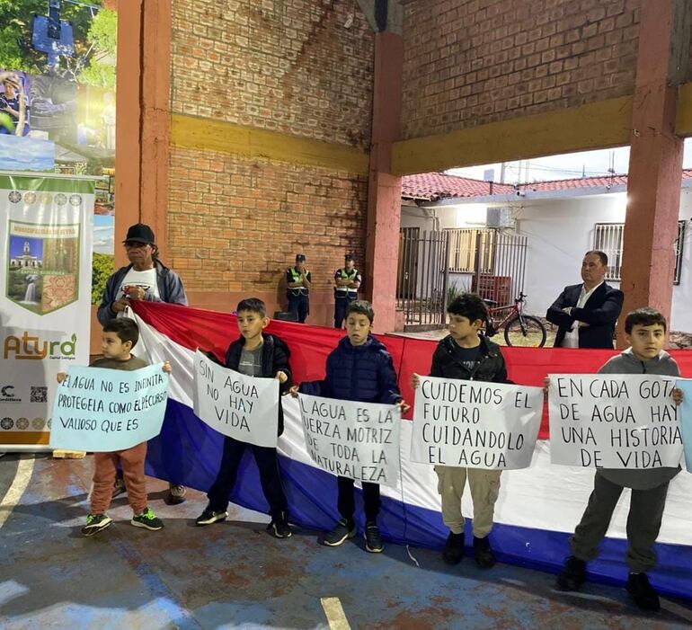 Los niños también participaron con carteles que decían mensajes como “Cuídemos el futuro del agua”, “En cada gota hay una historia” y “Sin agua no hay vida”, entre otros letreros que llamaron a la reflexión.