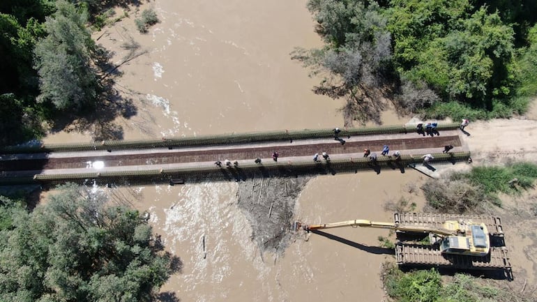 Trabajos con máquinas anfibias buscan liberar el canal  y mitigar los efectos de las inundaciones.