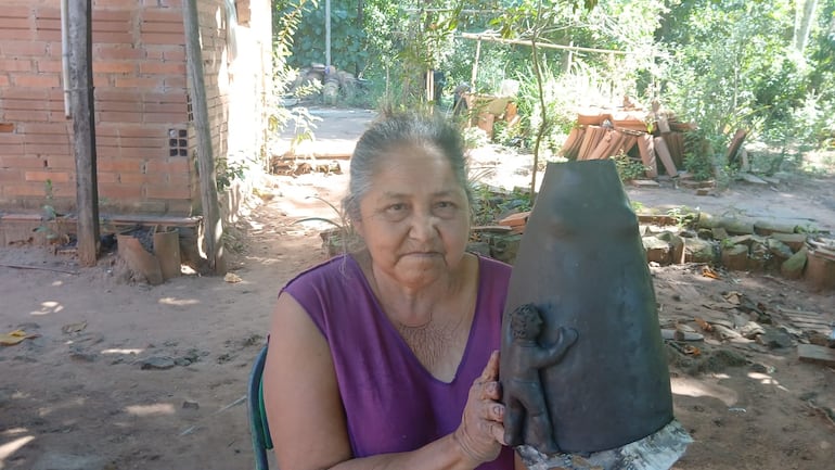 Doña Teodosia, a sus 70 años, sigue trabajando con la misma dedicación de siempre.