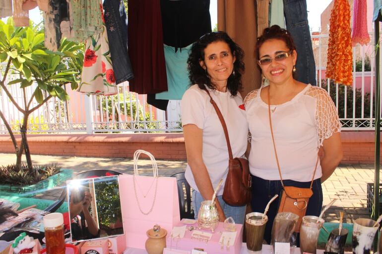 En el stand de María Meza y Ramona Meza Orfebrería y Joyas, los visitantes pueden encontrar piezas únicas y exquisitas a precios increíbles.