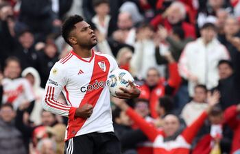 River Plate's Colombian forward Miguel Angel Borja celebrates after scoring a goal against Lanus during their Argentine Professional Football League Tournament 2024 'Cesar Luis Menotti' match at El Monumental stadium in Buenos Aires, on July 21, 2024. (Photo by ALEJANDRO PAGNI / AFP)