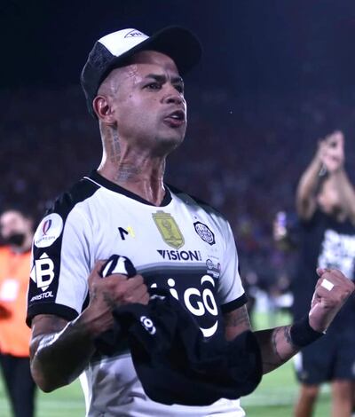 DerlIs González (29 años), en pleno festejo tras la conquista de la Supercopa Paraguay 2021.