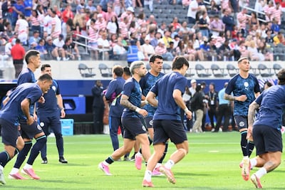 El delantero de la selección paraguaya, Julio Enciso realiza los trabajos de entrada en calor junto a sus compañeros.