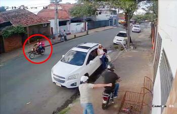 En círculo, el “delivery justiciero” cuando observa el asalto que estaba empezando.