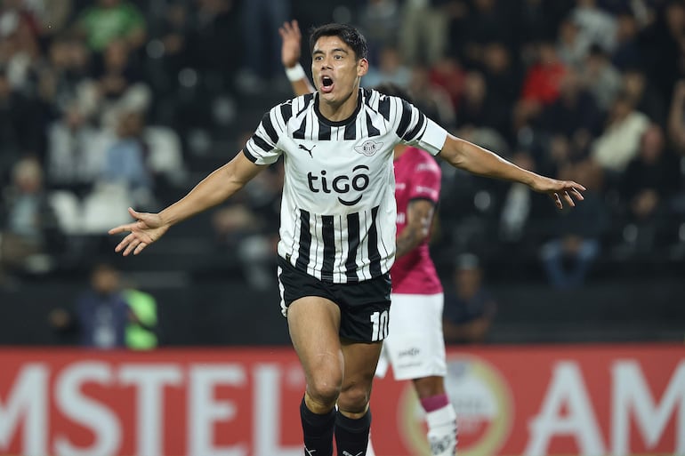 Lorenzo Melgarejo de Libertad celebran un gol este martes, en un partido de la Copa Libertadores entre Libertad e Independiente del Valle en el estadio La Huerta en Asunción (Paraguay).
