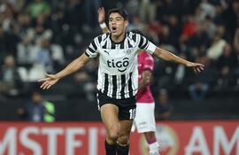 El paraguayo Lorenzo Melgarejo, futbolista de Libertad, celebra un gol en un partido de la fecha 3 de la fase de grupos de la Copa Libertadores 2026 frente a Independiente del Valle en el estadio La Huerta, en Asunción, Paraguay.