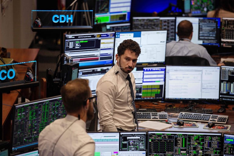 Los controladores de vuelo monitorean la nave espacial Orion de la misión Artemis II desde la Sala de Control de Vuelo Blanca en el Centro Espacial Johnson de la NASA el 8 de abril de 2026 en Houston, Texas.