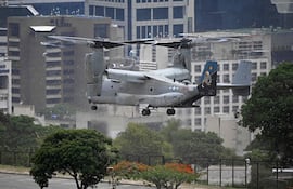 Aeronaves de Estados Unidos sobrevuelan Caracas, Venezuela. Aterrizaron en la sede de la Embajada estadounidense en la capital venezolana.