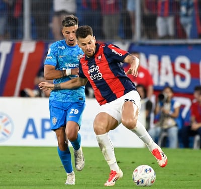 Gastón Claudio Giménez (34 años) cubre la pelota ante la presión de Iván Leguizamón (23).